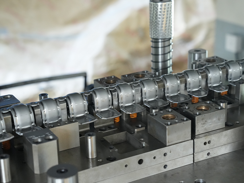 ধাতব স্ট্যাম্পিং অংশগুলি তৈরি করতে কারখানার ভিতরে কী ঘটে?