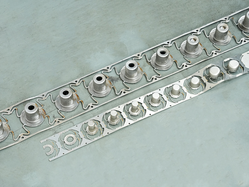 উপাদান স্ট্রিপ এবং ছাঁচ