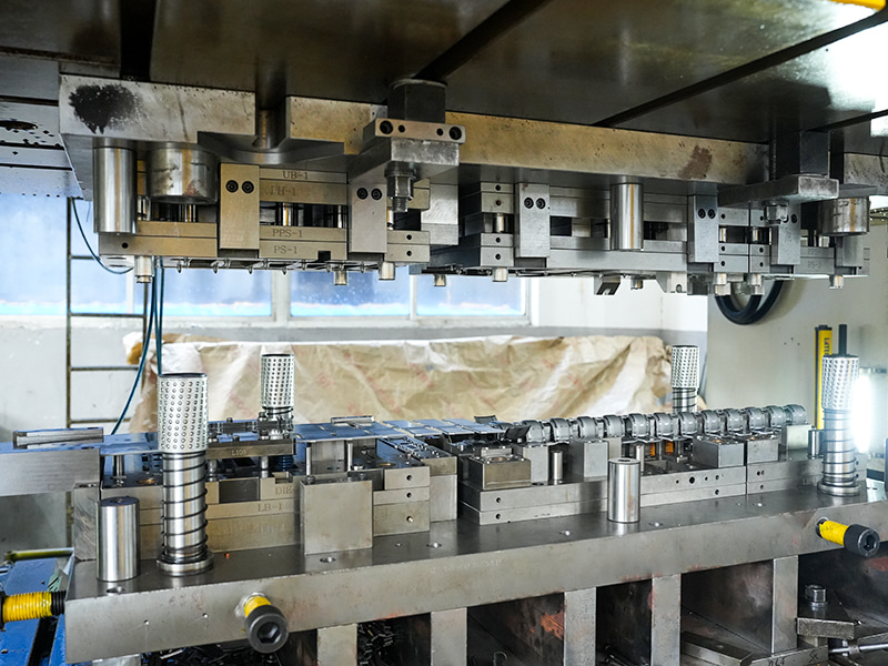 উপাদান স্ট্রিপ এবং ছাঁচ