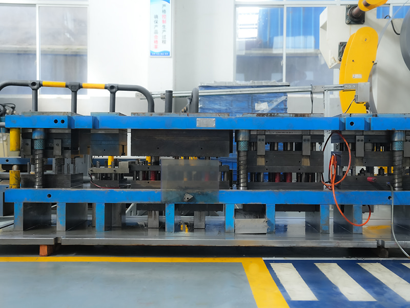 উপাদান স্ট্রিপ এবং ছাঁচ