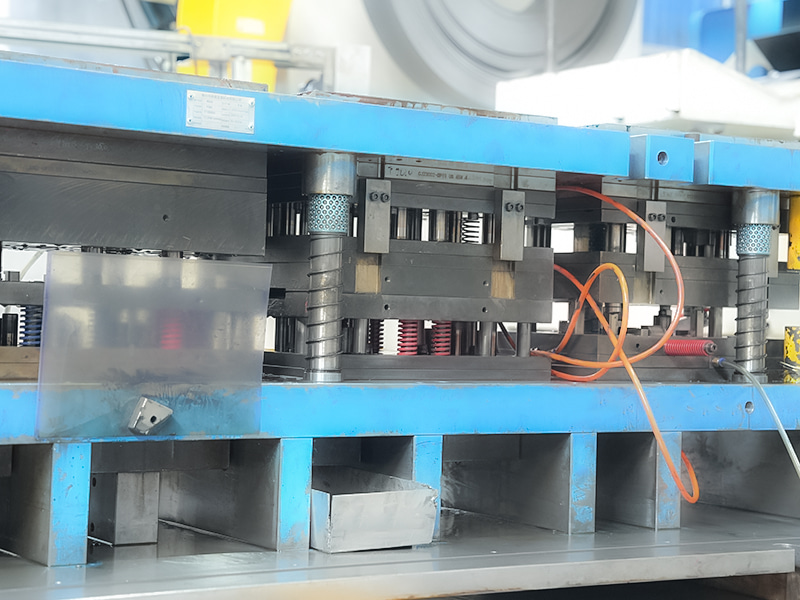 উপাদান স্ট্রিপ এবং ছাঁচ